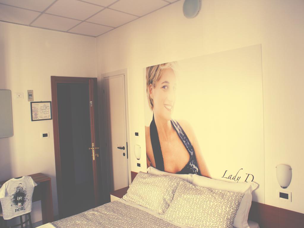 Hotel Lady Римини Экстерьер фото