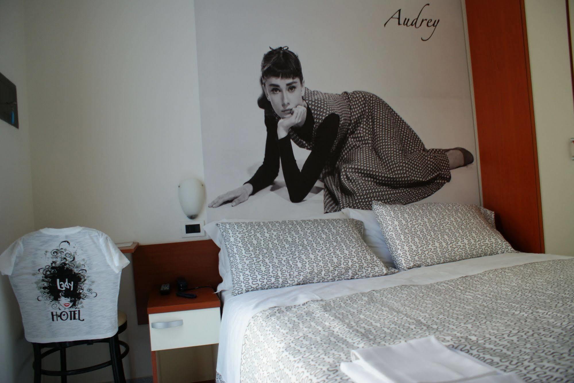Hotel Lady Римини Экстерьер фото