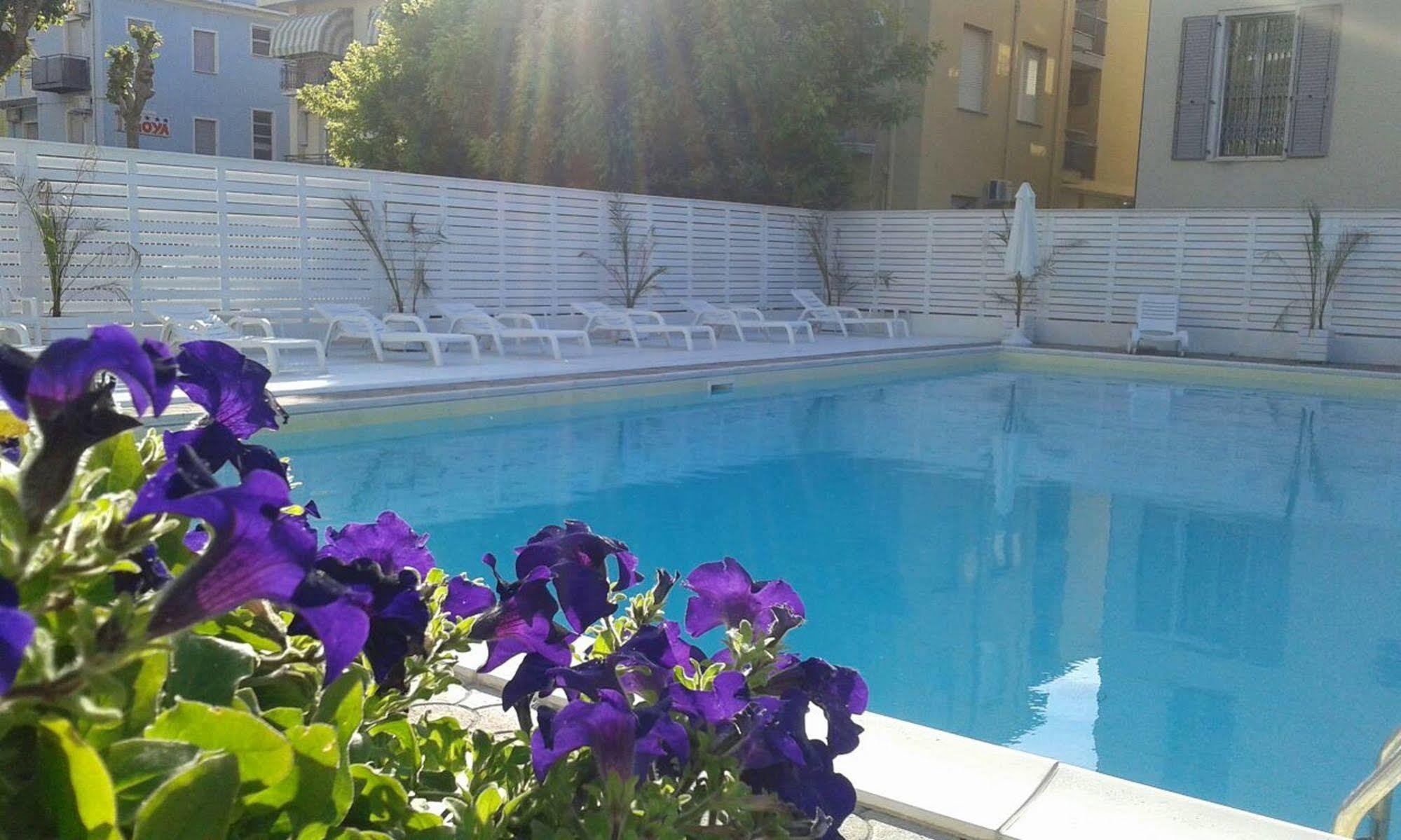 Hotel Lady Римини Экстерьер фото
